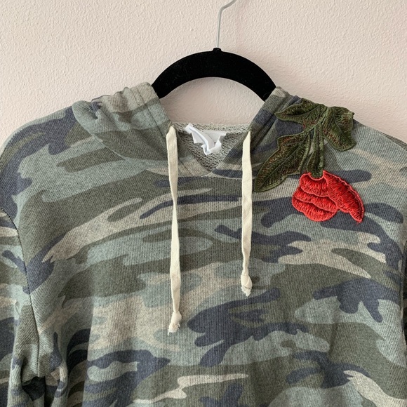 Better Be Camo cropped Hoodie with roses - Picture 3 of 7